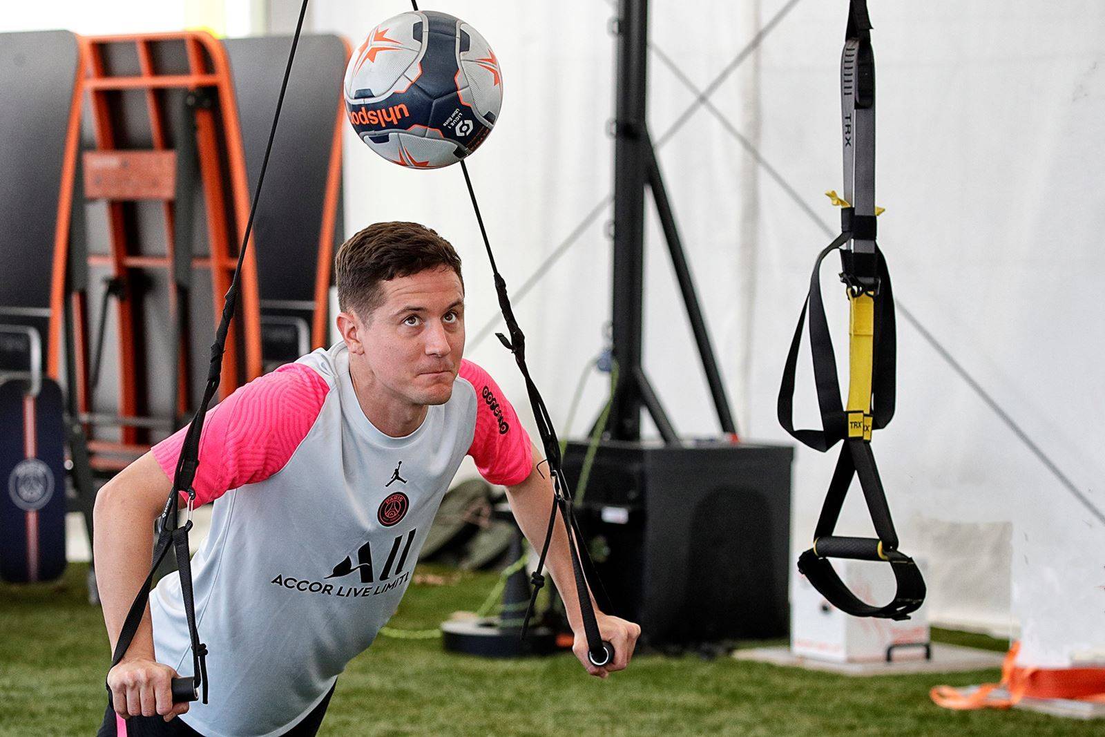 九游娱乐-浓眉哥在巴黎圣日耳曼比赛中锐不可当，持续失利引发热议！